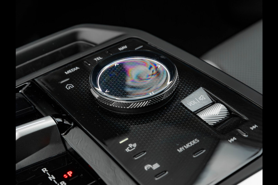 BMW iX xDrive60 112kWh - M-Sport - Trekhaak - ACC- Harman Kardon