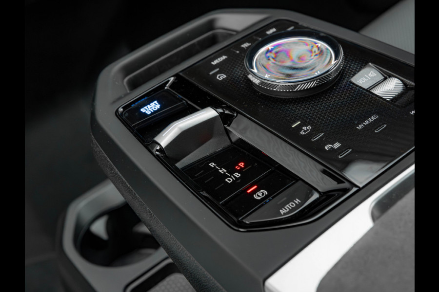 BMW iX xDrive60 112kWh - M-Sport - Trekhaak - ACC- Harman Kardon