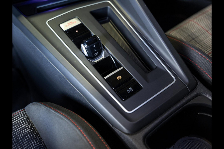 Volkswagen Golf 2.0 TSI GTI / 245pk / Achteruitrij camera / Dodehoek assistent / Stoel en stuurverwarming /