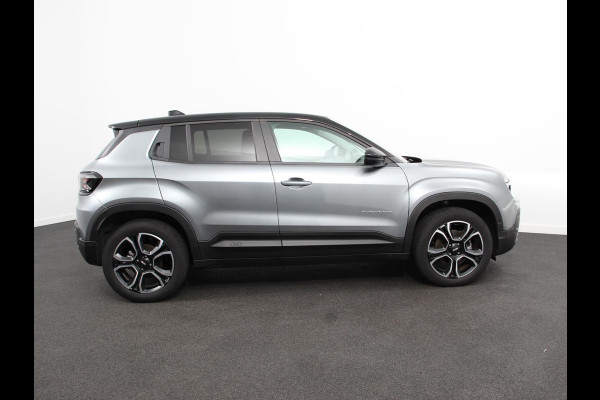 Jeep Avenger Summit 54 kWh SOH 96,5 % Camera Lichtmetalen Velgen 18" Navigatie Apple Carplay/ Android Auto Sfeerverlichting Parkeersensor achter Cruise Control Stoelverwarming Full LED Virtual Cockpit Climate Control Two tone Electrisch bedienbare achterkep