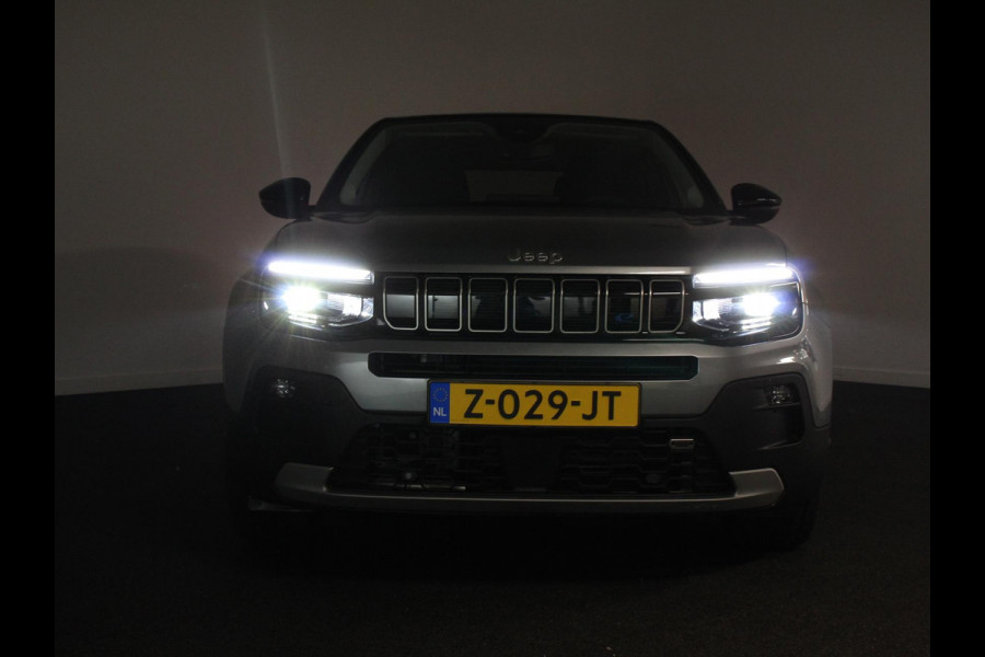 Jeep Avenger Summit 54 kWh SOH 96,5 % Camera Lichtmetalen Velgen 18" Navigatie Apple Carplay/ Android Auto Sfeerverlichting Parkeersensor achter Cruise Control Stoelverwarming Full LED Virtual Cockpit Climate Control Two tone Electrisch bedienbare achterkep