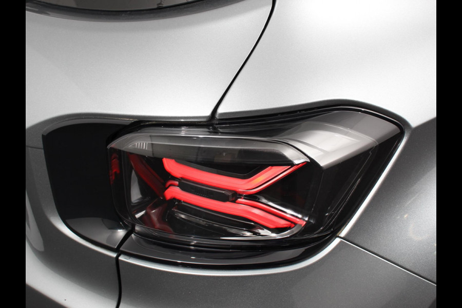 Jeep Avenger Summit 54 kWh SOH 96,5 % Camera Lichtmetalen Velgen 18" Navigatie Apple Carplay/ Android Auto Sfeerverlichting Parkeersensor achter Cruise Control Stoelverwarming Full LED Virtual Cockpit Climate Control Two tone Electrisch bedienbare achterkep