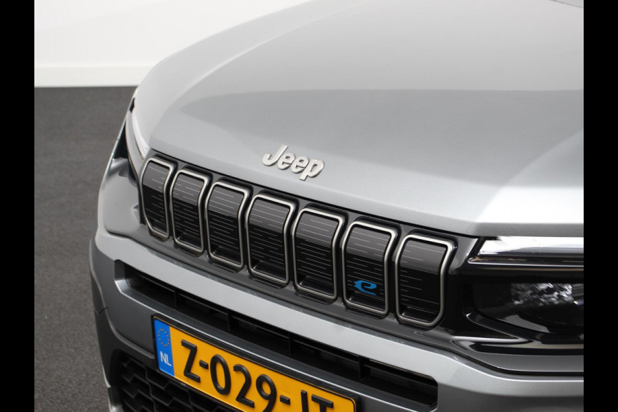 Jeep Avenger Summit 54 kWh SOH 96,5 % Camera Lichtmetalen Velgen 18" Navigatie Apple Carplay/ Android Auto Sfeerverlichting Parkeersensor achter Cruise Control Stoelverwarming Full LED Virtual Cockpit Climate Control Two tone Electrisch bedienbare achterkep