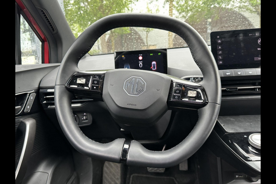 MG Mg4 electric Luxury 64 kWh SOH 97% | 7.000KM! |360 CAMERA| 7 JAAR MG GARANTIE T/M 04-2031| ELEK. STOEL| DODE HOEK SENSOR| STOEL + STUURVERWARMING| ADAPTIVE CRUISE CONTROL