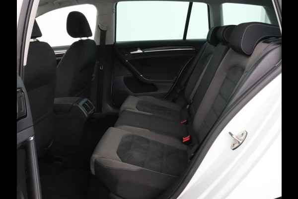 Volkswagen Golf 1.5 TSI Highline | Carplay | Full LED | Trekhaak | Camera | Adaptive cruise | Navigatie | Parkeerhulp | Virtual Cockpit | Climate control | Bluetooth | Getint glas
