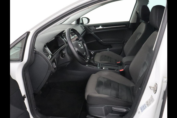 Volkswagen Golf 1.5 TSI Highline | Carplay | Full LED | Trekhaak | Camera | Adaptive cruise | Navigatie | Parkeerhulp | Virtual Cockpit | Climate control | Bluetooth | Getint glas
