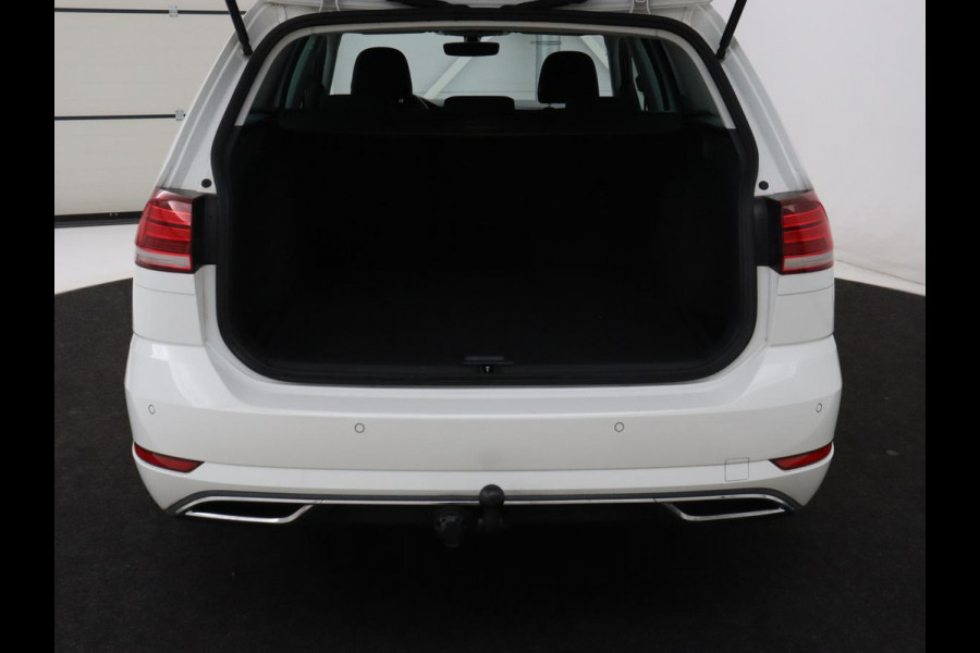 Volkswagen Golf 1.5 TSI Highline | Carplay | Full LED | Trekhaak | Camera | Adaptive cruise | Navigatie | Parkeerhulp | Virtual Cockpit | Climate control | Bluetooth | Getint glas