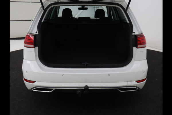 Volkswagen Golf 1.5 TSI Highline | Carplay | Full LED | Trekhaak | Camera | Adaptive cruise | Navigatie | Parkeerhulp | Virtual Cockpit | Climate control | Bluetooth | Getint glas