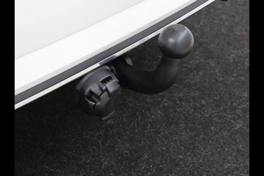 Volkswagen Golf 1.5 TSI Highline | Carplay | Full LED | Trekhaak | Camera | Adaptive cruise | Navigatie | Parkeerhulp | Virtual Cockpit | Climate control | Bluetooth | Getint glas
