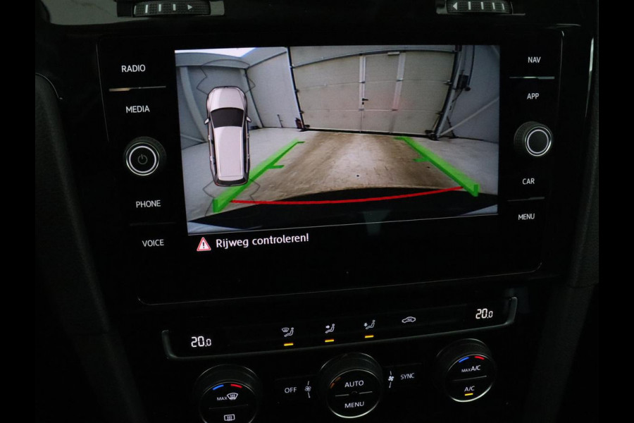 Volkswagen Golf 1.5 TSI Highline | Carplay | Full LED | Trekhaak | Camera | Adaptive cruise | Navigatie | Parkeerhulp | Virtual Cockpit | Climate control | Bluetooth | Getint glas