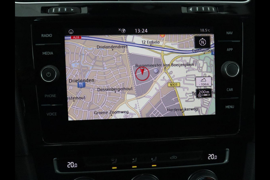 Volkswagen Golf 1.5 TSI Highline | Carplay | Full LED | Trekhaak | Camera | Adaptive cruise | Navigatie | Parkeerhulp | Virtual Cockpit | Climate control | Bluetooth | Getint glas