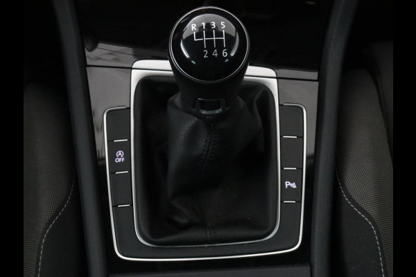 Volkswagen Golf 1.5 TSI Highline | Carplay | Full LED | Trekhaak | Camera | Adaptive cruise | Navigatie | Parkeerhulp | Virtual Cockpit | Climate control | Bluetooth | Getint glas