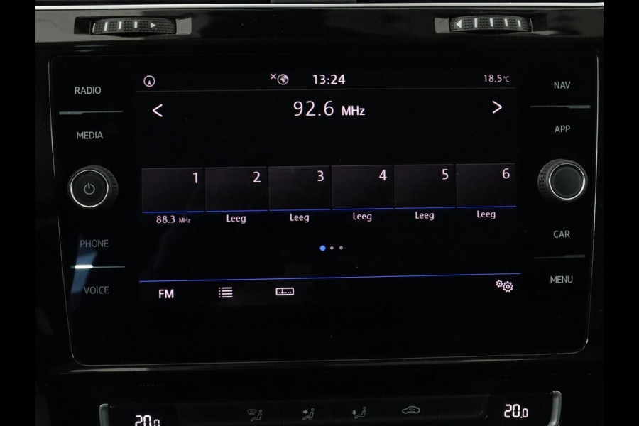 Volkswagen Golf 1.5 TSI Highline | Carplay | Full LED | Trekhaak | Camera | Adaptive cruise | Navigatie | Parkeerhulp | Virtual Cockpit | Climate control | Bluetooth | Getint glas