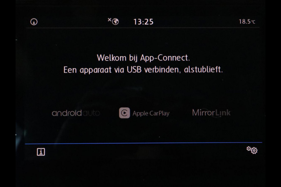 Volkswagen Golf 1.5 TSI Highline | Carplay | Full LED | Trekhaak | Camera | Adaptive cruise | Navigatie | Parkeerhulp | Virtual Cockpit | Climate control | Bluetooth | Getint glas