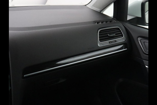 Volkswagen Golf 1.5 TSI Highline | Carplay | Full LED | Trekhaak | Camera | Adaptive cruise | Navigatie | Parkeerhulp | Virtual Cockpit | Climate control | Bluetooth | Getint glas