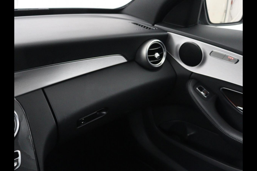 Mercedes-Benz C-Klasse 160 AMG Limited | Stoelverwarming | Leder/Alcantara | Trekhaak | Camera | Park Assist | Navigatie | Digitale Cockpit | Climate control | Cruise control | 18'' | Bluetooth