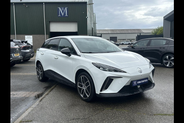 MG Mg4 electric Luxury 64 kWh SOH 98% | 16.000KM! |360 CAMERA| 7 JAAR MG GARANTIE T/M 04-2031| KEYLESS ENTRY| ELEK. STOEL| DODE HOEK SENSOR| STOEL + STUURVERWARMING| ADAPTIVE CRUISE CONTROL