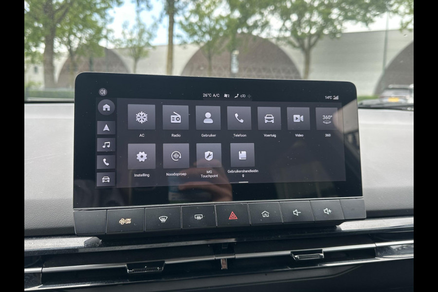 MG Mg4 electric Luxury 64 kWh SOH 98% | 16.000KM! |360 CAMERA| 7 JAAR MG GARANTIE T/M 04-2031| KEYLESS ENTRY| ELEK. STOEL| DODE HOEK SENSOR| STOEL + STUURVERWARMING| ADAPTIVE CRUISE CONTROL