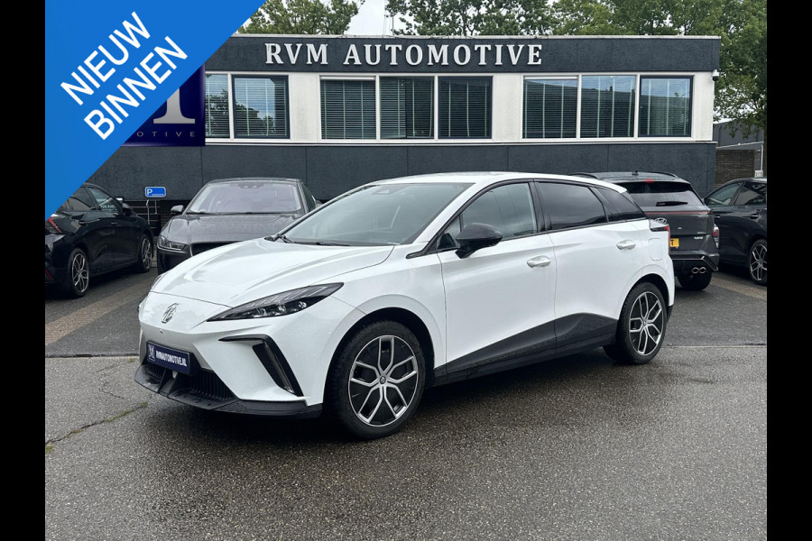 MG Mg4 electric Luxury 64 kWh SOH 96% | 10K KM!! |360 CAMERA| 7 JAAR MG GARANTIE T/M 07-2031| ELEK. STOEL| DODE HOEK SENSOR| STOEL + STUURVERWARMING| ADAPTIVE CRUISE CONTROL