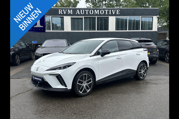 MG Mg4 electric Luxury 64 kWh SOH 96% | 10K KM!! |360 CAMERA| 7 JAAR MG GARANTIE T/M 07-2031| ELEK. STOEL| DODE HOEK SENSOR| STOEL + STUURVERWARMING| ADAPTIVE CRUISE CONTROL