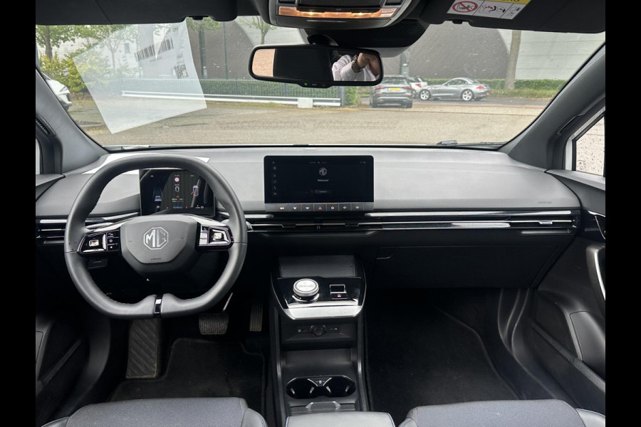 MG Mg4 electric Luxury 64 kWh SOH 96% | 10K KM!! |360 CAMERA| 7 JAAR MG GARANTIE T/M 07-2031| ELEK. STOEL| DODE HOEK SENSOR| STOEL + STUURVERWARMING| ADAPTIVE CRUISE CONTROL