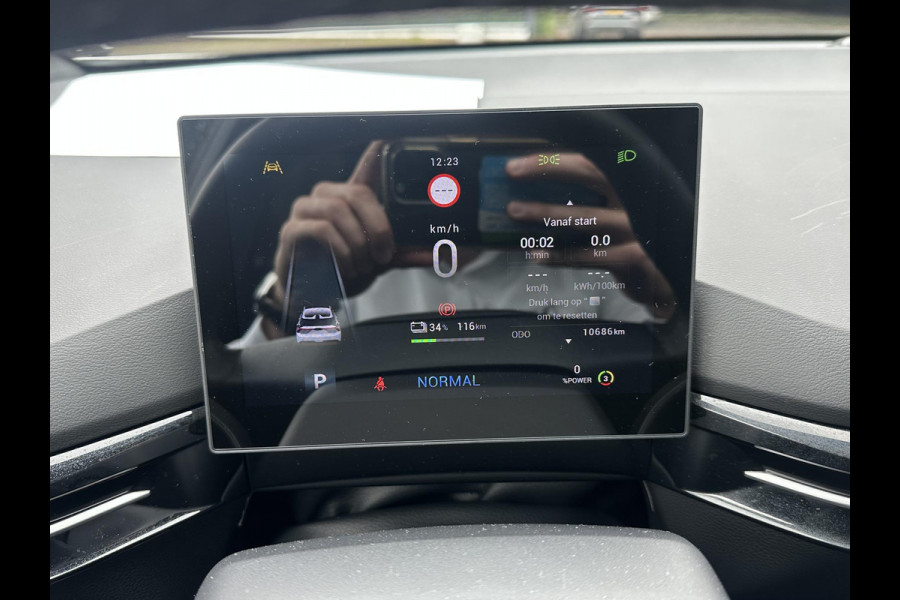 MG Mg4 electric Luxury 64 kWh SOH 96% | 10K KM!! |360 CAMERA| 7 JAAR MG GARANTIE T/M 07-2031| ELEK. STOEL| DODE HOEK SENSOR| STOEL + STUURVERWARMING| ADAPTIVE CRUISE CONTROL