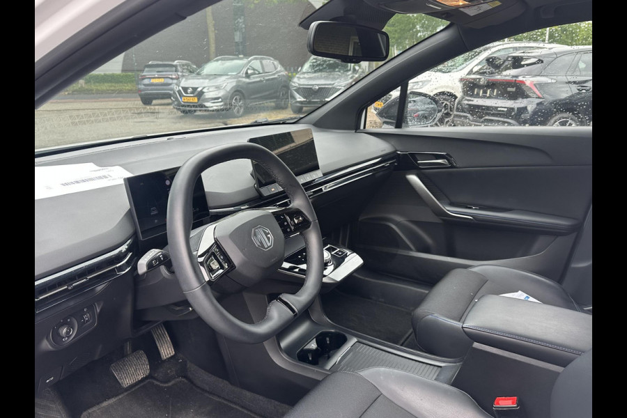 MG Mg4 electric Luxury 64 kWh SOH 96% | 10K KM!! |360 CAMERA| 7 JAAR MG GARANTIE T/M 07-2031| ELEK. STOEL| DODE HOEK SENSOR| STOEL + STUURVERWARMING| ADAPTIVE CRUISE CONTROL