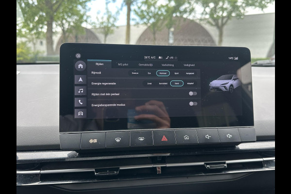 MG Mg4 electric Luxury 64 kWh SOH 96% | 10K KM!! |360 CAMERA| 7 JAAR MG GARANTIE T/M 07-2031| ELEK. STOEL| DODE HOEK SENSOR| STOEL + STUURVERWARMING| ADAPTIVE CRUISE CONTROL