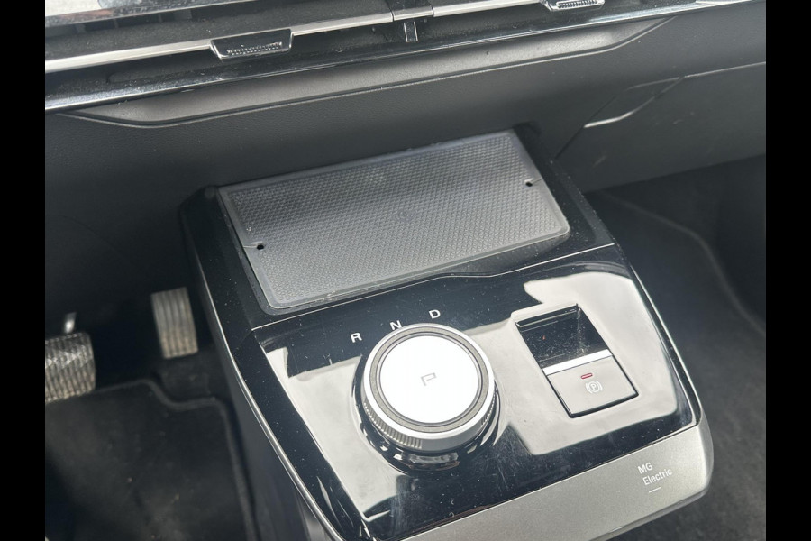 MG Mg4 electric Luxury 64 kWh SOH 96% | 10K KM!! |360 CAMERA| 7 JAAR MG GARANTIE T/M 07-2031| ELEK. STOEL| DODE HOEK SENSOR| STOEL + STUURVERWARMING| ADAPTIVE CRUISE CONTROL