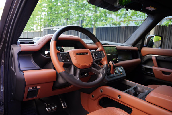 Land Rover Defender 110 P 635 Octa Edition One VAN GRIJS KENTEKEN