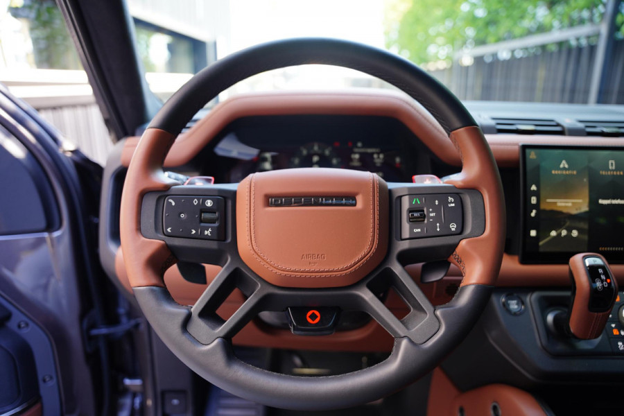 Land Rover Defender 110 P 635 Octa Edition One VAN GRIJS KENTEKEN
