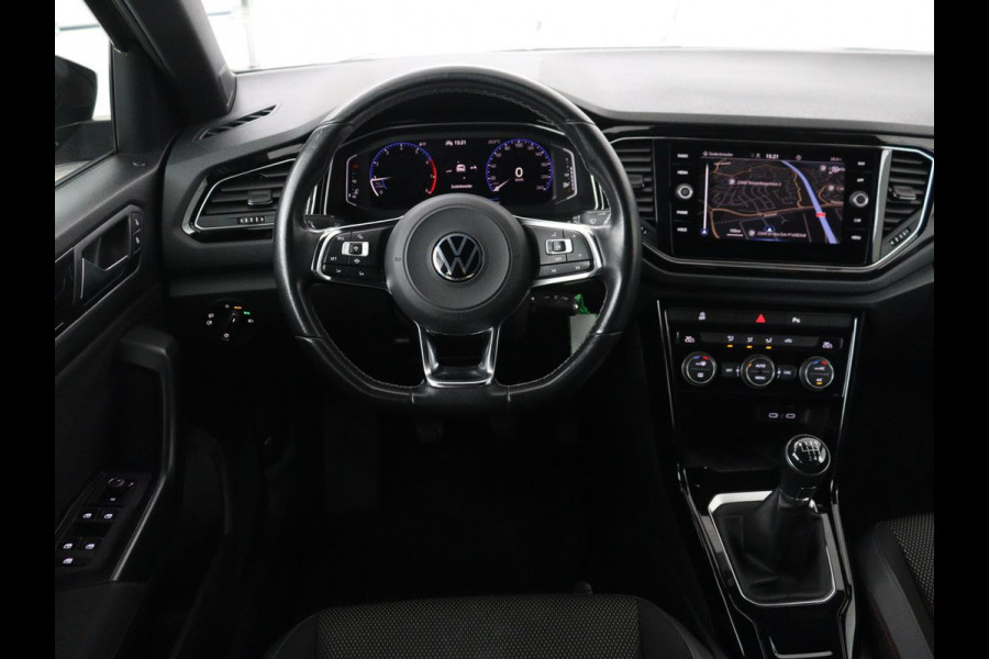 Volkswagen T-Roc 1.5 TSI Sport | Carplay | Virtual Cockpit | Full LED | Navigatie | Climate control | Parkeerhulp | 19'' lichtmetalen velgen | Bluetooth | Getint glas | Sportstuur
