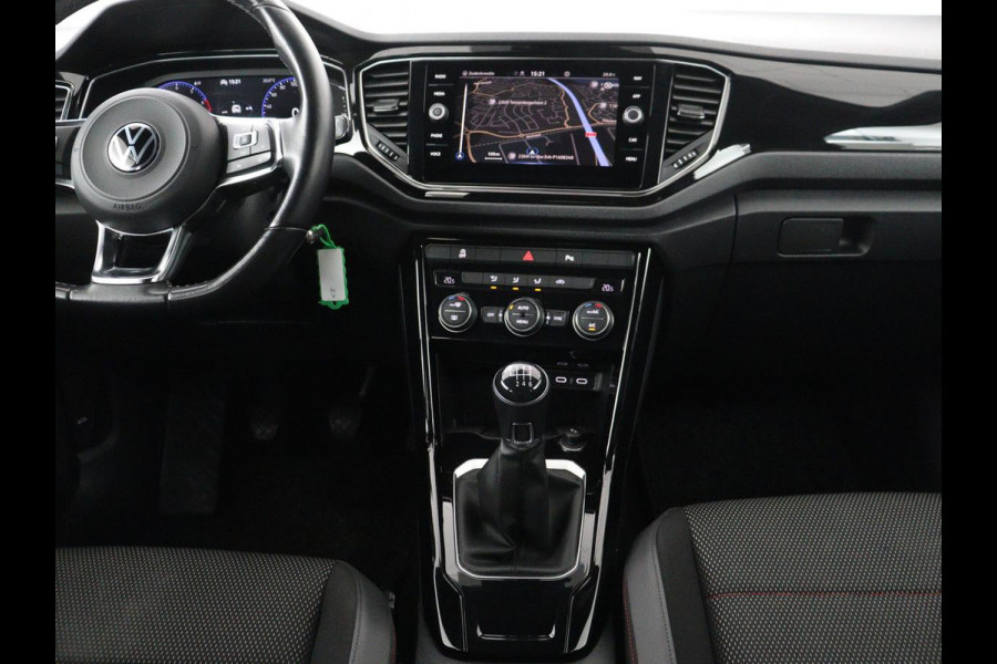 Volkswagen T-Roc 1.5 TSI Sport | Carplay | Virtual Cockpit | Full LED | Navigatie | Climate control | Parkeerhulp | 19'' lichtmetalen velgen | Bluetooth | Getint glas | Sportstuur