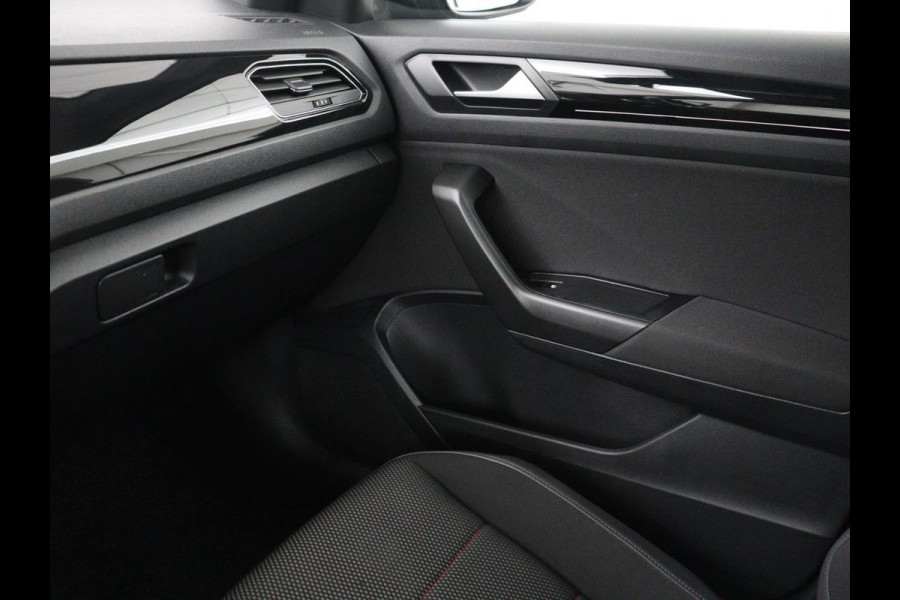 Volkswagen T-Roc 1.5 TSI Sport | Carplay | Virtual Cockpit | Full LED | Navigatie | Climate control | Parkeerhulp | 19'' lichtmetalen velgen | Bluetooth | Getint glas | Sportstuur