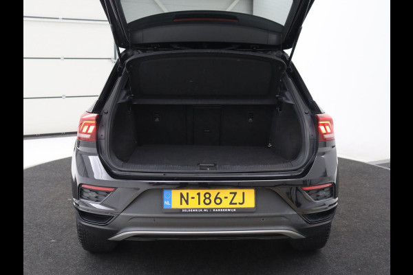 Volkswagen T-Roc 1.5 TSI Sport | Carplay | Virtual Cockpit | Full LED | Navigatie | Climate control | Parkeerhulp | 19'' lichtmetalen velgen | Bluetooth | Getint glas | Sportstuur