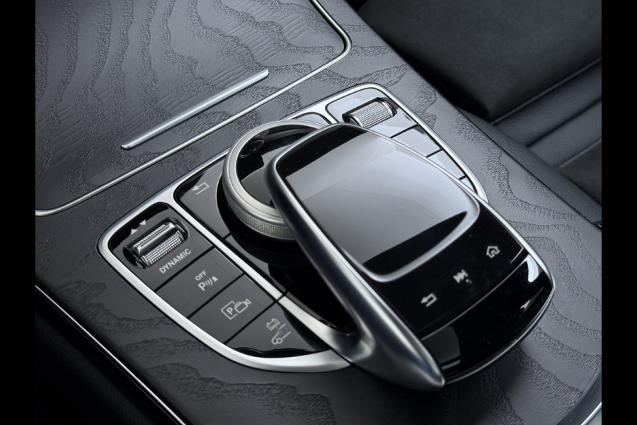 Mercedes-Benz C-Klasse Estate 300 EQ Hybrid Business Sol. AMG Night Ltd Panoramadak Trekhaak Navi 360°Camera Stoelverwarming Apple Carplay Android Auto Matrix Led Lmv Privacy Glas Elek. Privacy Glas Bluetooth Elek.Achterklep Led 1.800KG Trekgewicht 1e Eigenaar Dealeronderhouden Origineel Nederlandse Auto