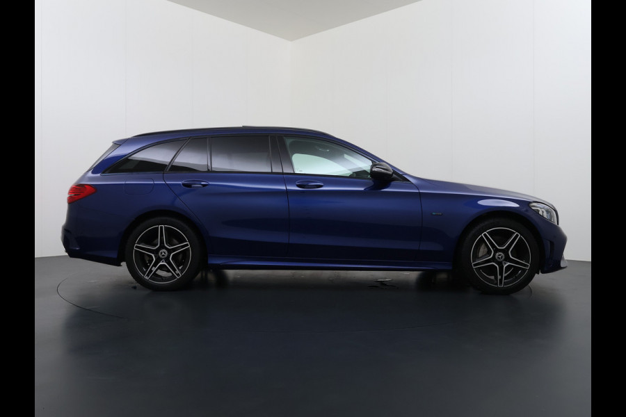 Mercedes-Benz C-Klasse Estate 300 EQ Hybrid Business Sol. AMG Night Ltd Panoramadak Trekhaak Navi 360°Camera Stoelverwarming Apple Carplay Android Auto Matrix Led Lmv Privacy Glas Elek. Privacy Glas Bluetooth Elek.Achterklep Led 1.800KG Trekgewicht 1e Eigenaar Dealeronderhouden Origineel Nederlandse Auto