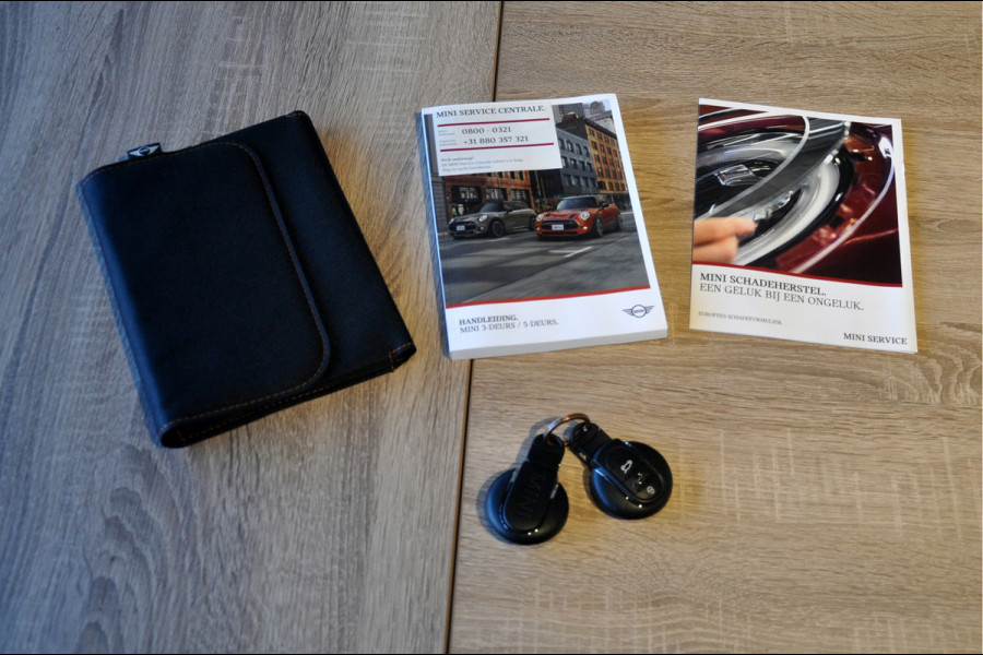 MINI Mini 1.5 Cooper 60 Years Edition | 25.000 km! | 1e eigenaar van juli 2019 | HK-Audio | Head Up | Panoramadak