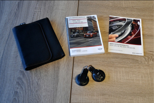 MINI Mini 1.5 Cooper 60 Years Edition | 25.000 km! | 1e eigenaar van juli 2019 | HK-Audio | Head Up | Panoramadak
