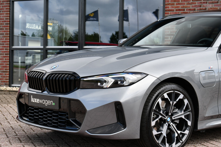 BMW 3 Serie Touring 330e xDrive M-Sport Pano El-zetels HUD 360-cam LCI-2