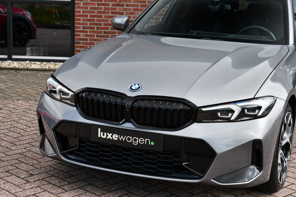 BMW 3 Serie Touring 330e xDrive M-Sport Pano El-zetels HUD 360-cam LCI-2