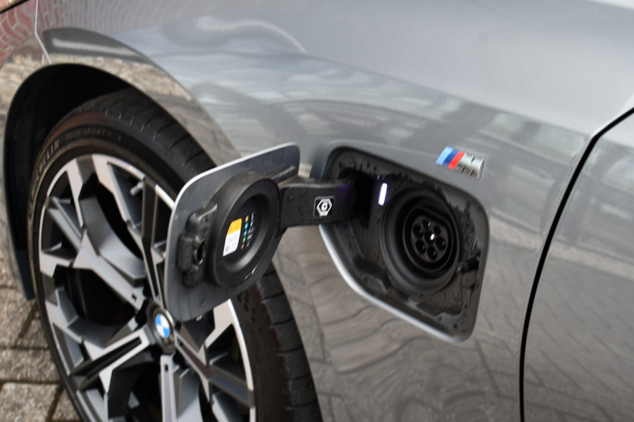 BMW 3 Serie Touring 330e xDrive M-Sport Pano El-zetels HUD 360-cam LCI-2