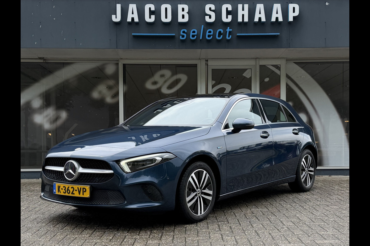 Mercedes-Benz A-Klasse 250 e Business Solution Luxury / Keyless / Trekhaak (1.600KG) / Panodak / Camera / Elek. Stoelen /