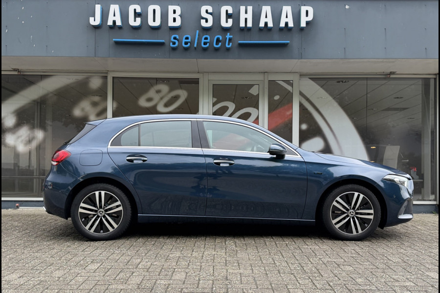 Mercedes-Benz A-Klasse 250 e Business Solution Luxury / Keyless / Trekhaak (1.600KG) / Panodak / Camera / Elek. Stoelen /