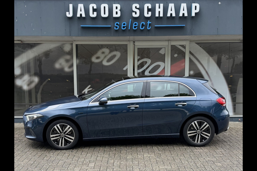 Mercedes-Benz A-Klasse 250 e Business Solution Luxury / Keyless / Trekhaak (1.600KG) / Panodak / Camera / Elek. Stoelen /