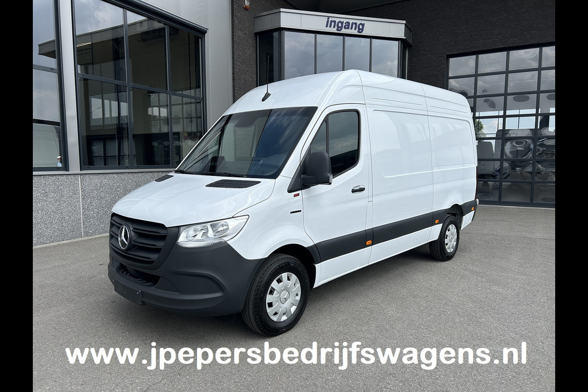 Mercedes-Benz eSprinter 320 L2 H2 Pro 81kWh / Snel laden 115Kw / Trekhaak / MBUX / Navigatie / Camera / Cruise control / Airco / 270 Graden achterdeuren .