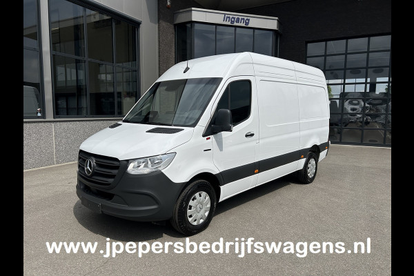 Mercedes-Benz eSprinter 320 L2 H2 Pro 81kWh / Snel laden 115Kw / Trekhaak / MBUX / Navigatie / Camera / Cruise control / Airco / 270 Graden achterdeuren .