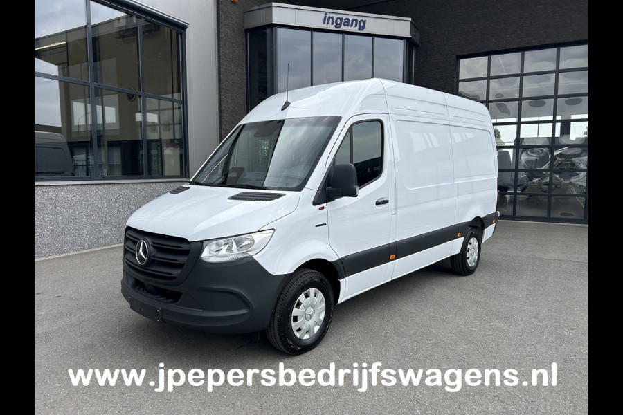 Mercedes-Benz eSprinter 320 L2 H2 Pro 81kWh / Snel laden 115Kw / Trekhaak / MBUX / Navigatie / Camera / Cruise control / Airco / 270 Graden achterdeuren .