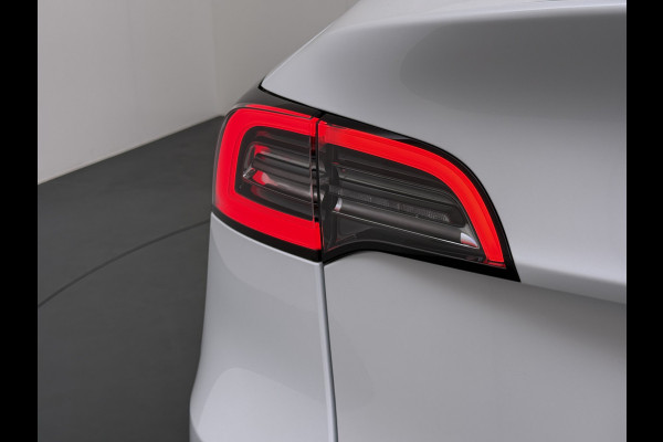 Tesla Model Y RWD 300PK LFP Accu SOH 92,5% Trekhaak Warmtepomp Leder Navi Ecc Adap.Cruise Panoramadak Camera's Stuur+Stoelverwarming Led Traffic-Aware Cruise Control Toybox Elek.Achterklep 1.600KG Trekgewicht 1e Eigenaar Origineel Nederlandse Auto