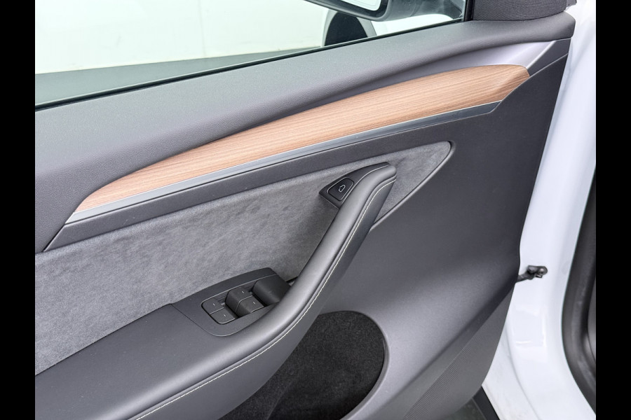 Tesla Model Y RWD 300PK LFP Accu SOH 92,5% Trekhaak Warmtepomp Leder Navi Ecc Adap.Cruise Panoramadak Camera's Stuur+Stoelverwarming Led Traffic-Aware Cruise Control Toybox Elek.Achterklep 1.600KG Trekgewicht 1e Eigenaar Origineel Nederlandse Auto